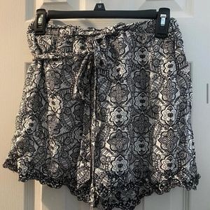 Francescas Black and White Printed Tie-Waist Shorts (Size Medium)